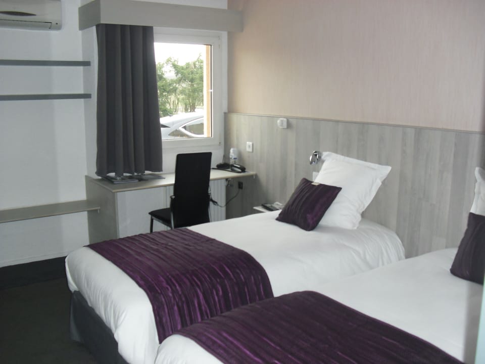 Twin Room | In-room safe, desk, blackout drapes, soundproofing