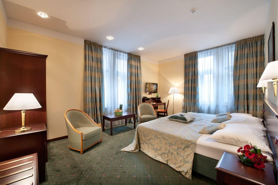 Hypo-allergenic bedding, minibar, in-room safe, desk