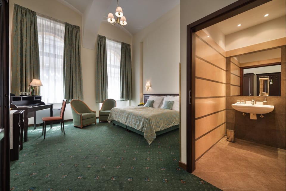 Hypo-allergenic bedding, minibar, in-room safe, desk