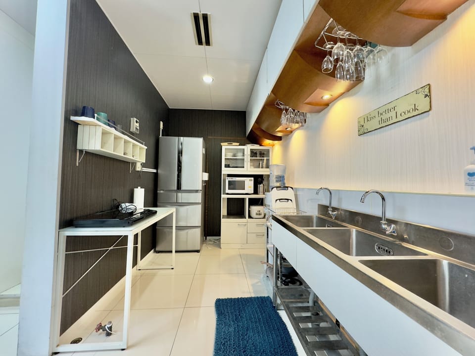Standard Condo, Partial Ocean View, Beachfront | Private kitchen | Fridge, cookware/dishes/utensils