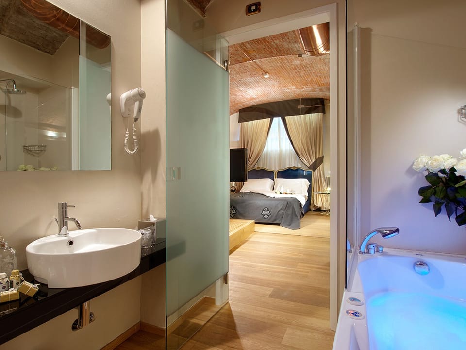 Superior Studio Suite, Hot Tub | Bathroom | Shower, designer toiletries, hair dryer, slippers