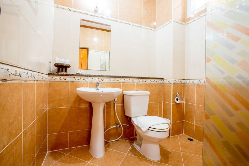 Deluxe Room | Bathroom | Shower, free toiletries, towels, soap