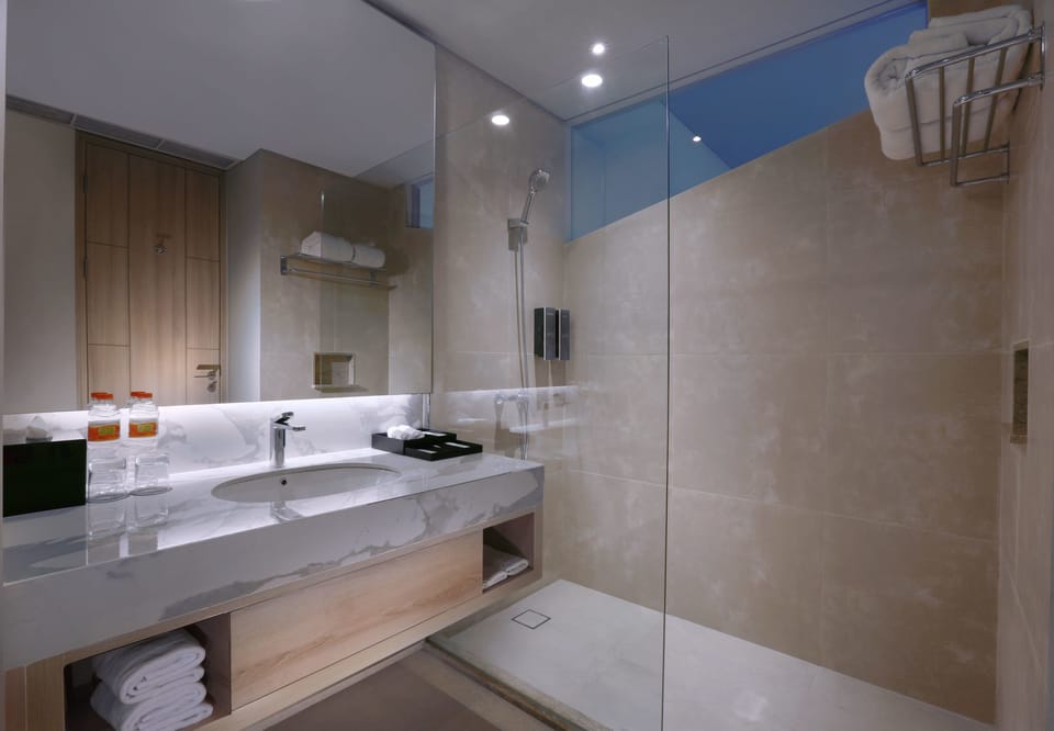Superior Room | Bathroom | Free toiletries, hair dryer, slippers, towels