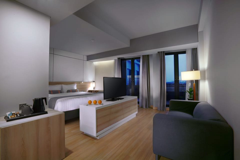 Deluxe Room | Premium bedding, minibar, in-room safe, desk