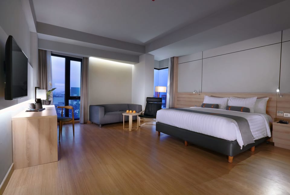 Premier Room (Deluxe Premier) | Premium bedding, minibar, in-room safe, desk