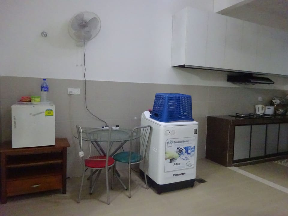 House, 4 Bedrooms | Private kitchen | Fridge, stovetop, coffee/tea maker, electric kettle