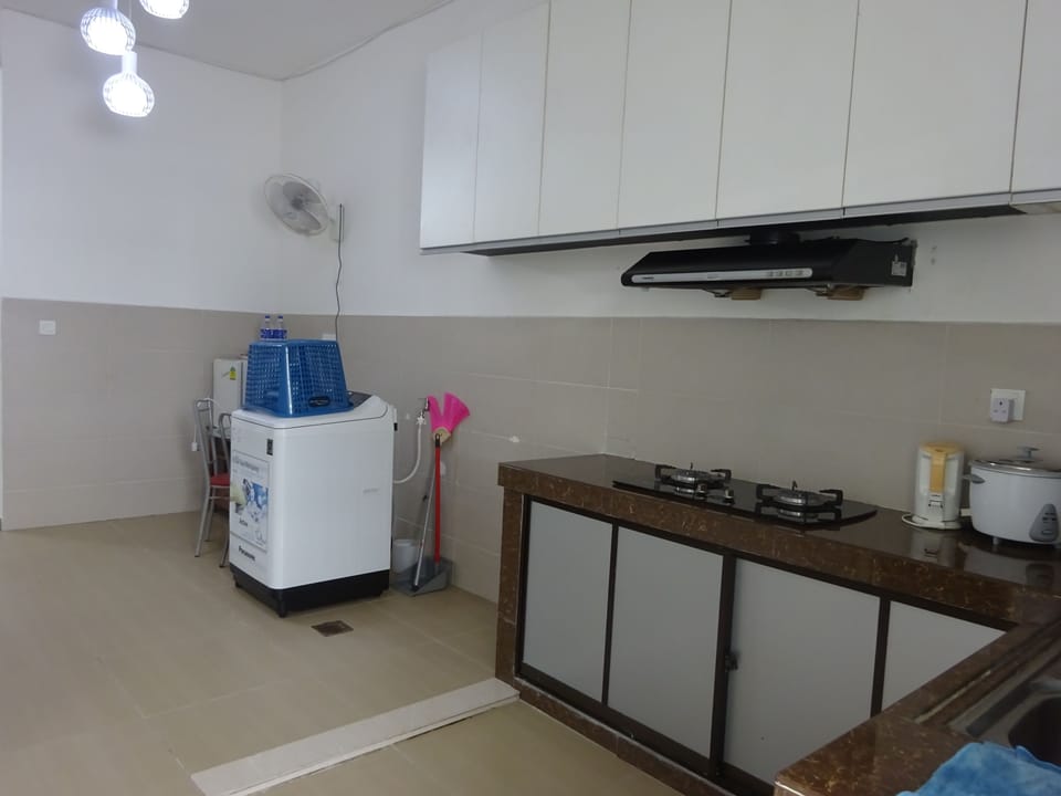 House, 4 Bedrooms | Private kitchen | Fridge, stovetop, coffee/tea maker, electric kettle
