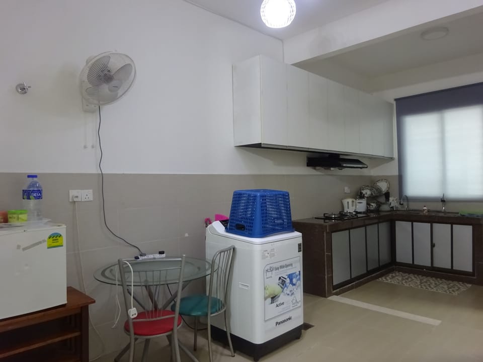 House, 4 Bedrooms | Private kitchen | Fridge, stovetop, coffee/tea maker, electric kettle