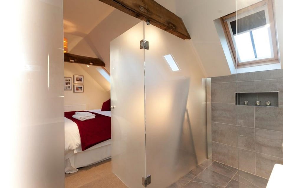 Business Apartment | Bathroom | Shower, free toiletries, hair dryer, towels