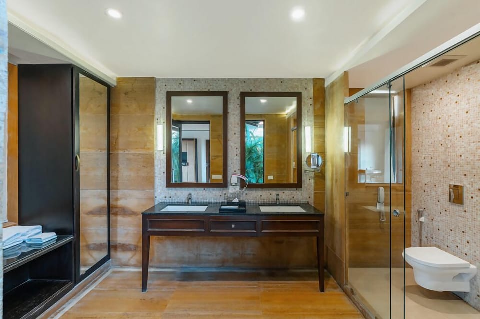 Luxury Villa, 1 Double Bed | Bathroom | Separate tub and shower, free toiletries, hair dryer, bathrobes