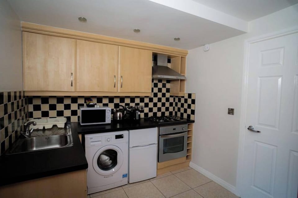 Classic Apartment, 1 Double Bed | Private kitchen | Highchair