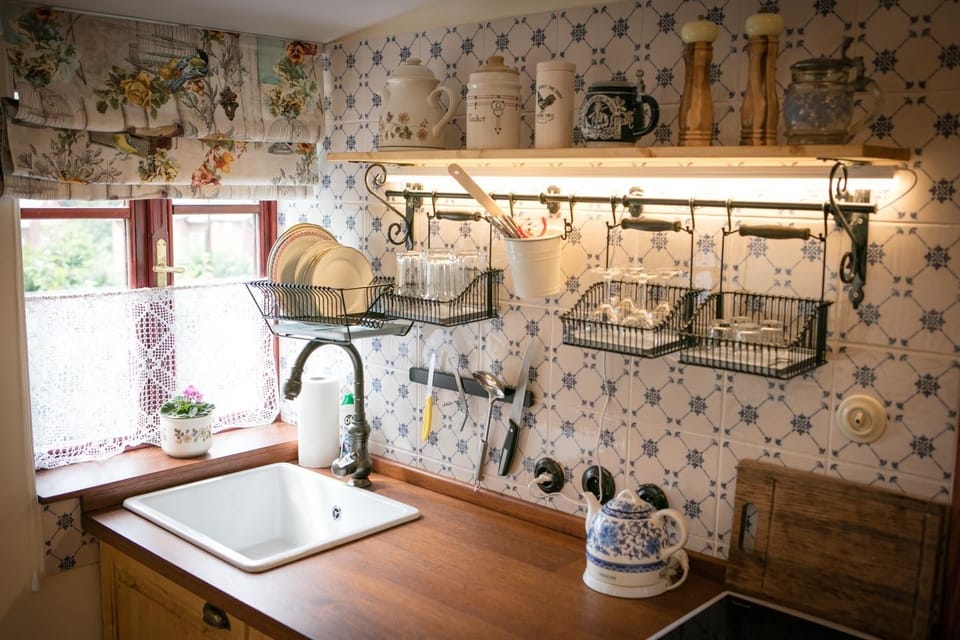 Apartment (Edgar) | Private kitchenette | Fridge, stovetop, coffee/tea maker, electric kettle