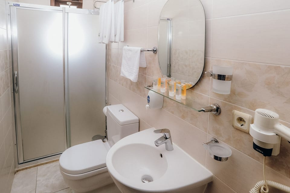 Shower, rainfall showerhead, free toiletries, hair dryer
