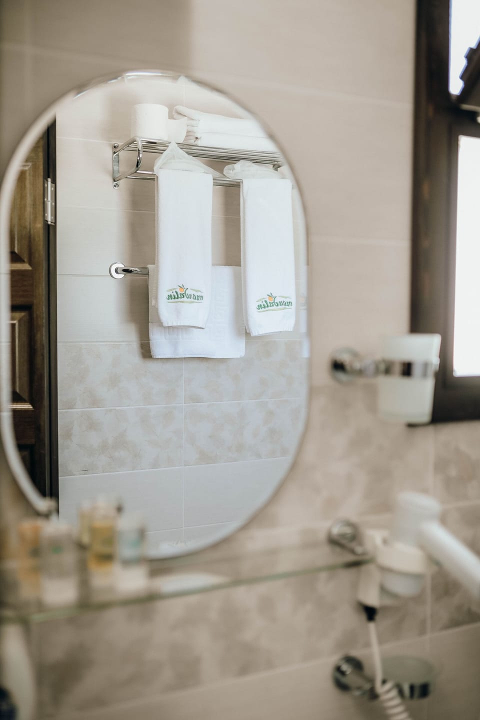 Shower, rainfall showerhead, free toiletries, hair dryer