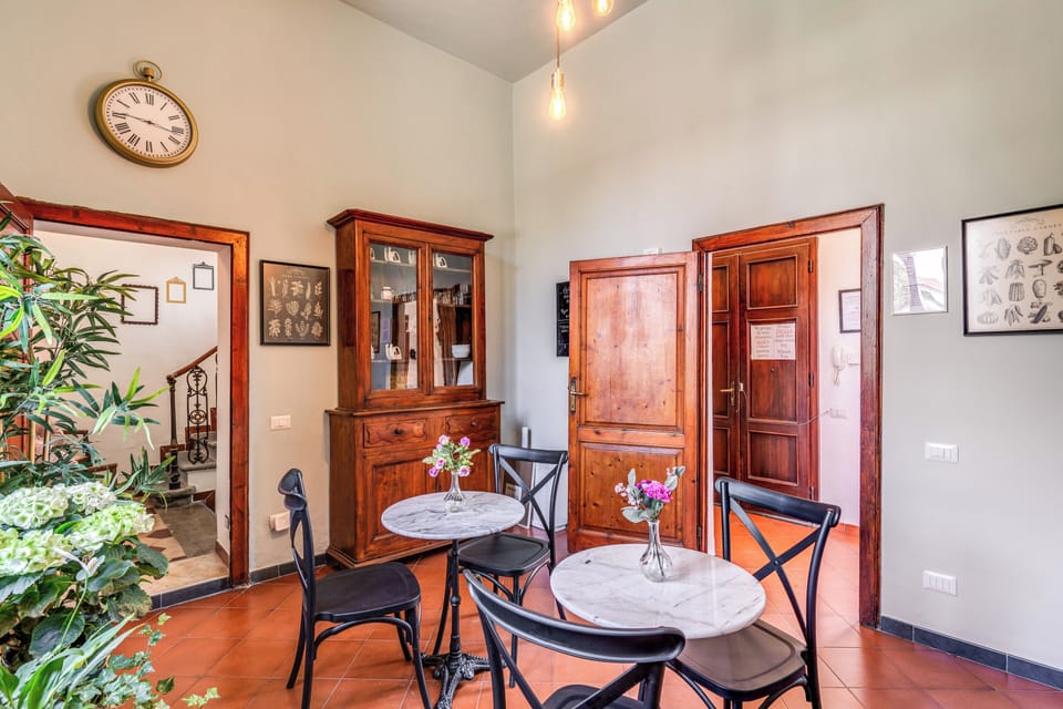 Full-size fridge, microwave, oven, coffee/tea maker