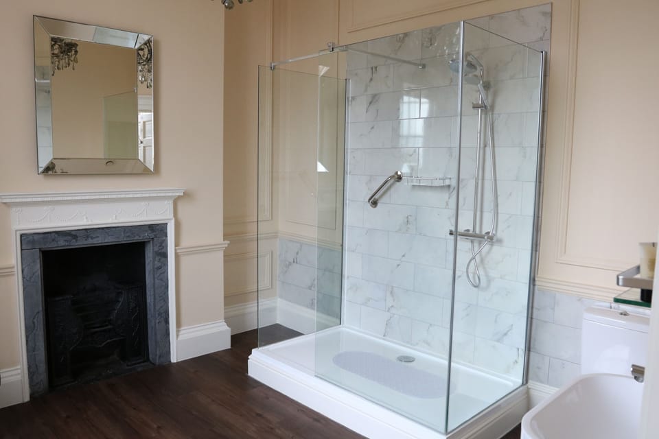 Junior Suite, 1 King Bed | Bathroom | Free toiletries, hair dryer, towels, shampoo
