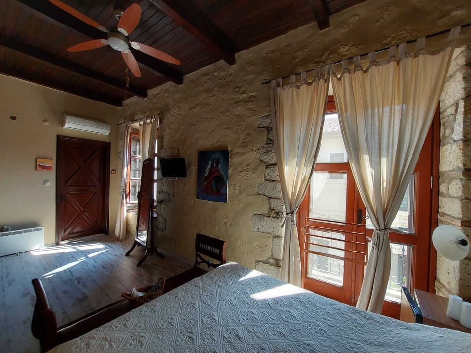 Deluxe Double Room (Street) | Premium bedding, minibar, in-room safe, bed sheets