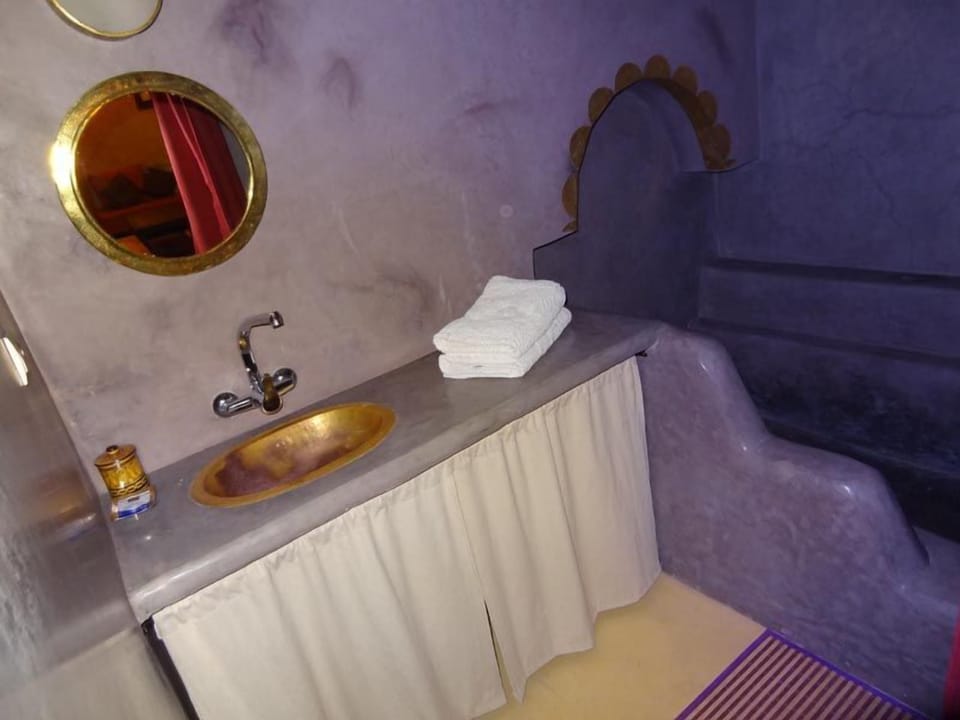 Family Suite (Chocolat) | Bathroom | Free toiletries, towels