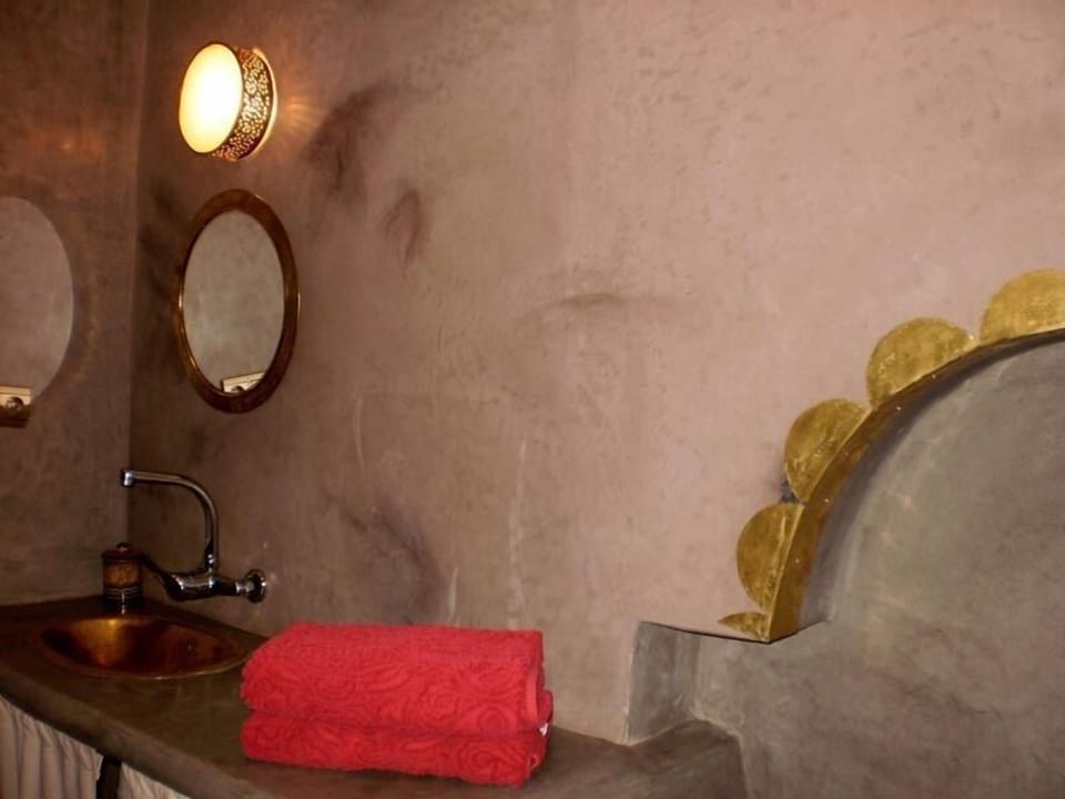 Family Suite (Chocolat) | Bathroom | Free toiletries, towels
