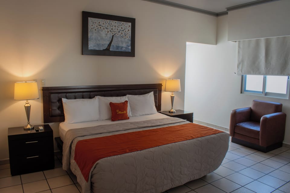 Standard Room, 1 Bedroom | Minibar, in-room safe, desk, iron/ironing board
