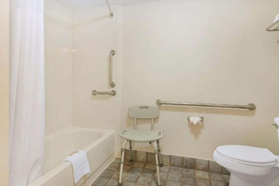 Standard Room, 1 Queen Bed, Accessible Bathtub, Non Smoking | Bathroom | Combined shower/tub, hair dryer, towels, soap