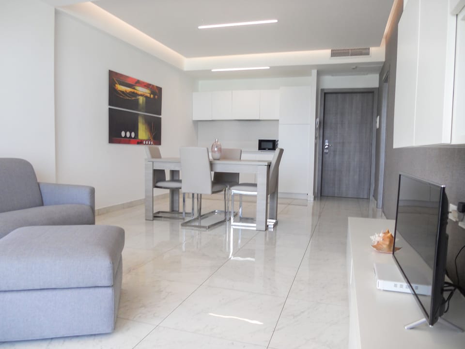 Deluxe Suite, Sea View | Private kitchen | Electric kettle