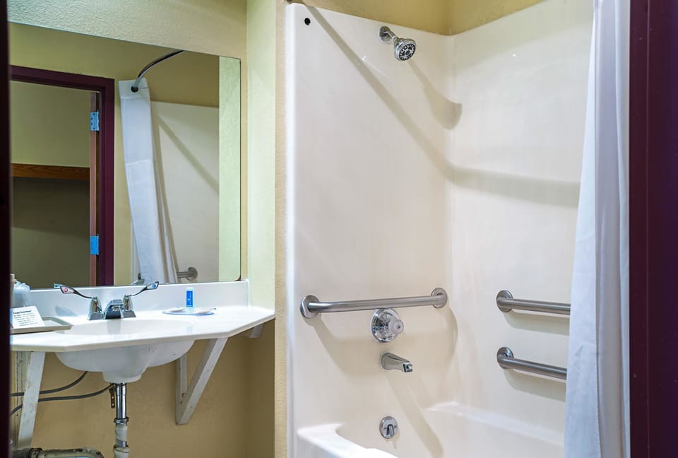 Combined shower/tub, hair dryer, towels
