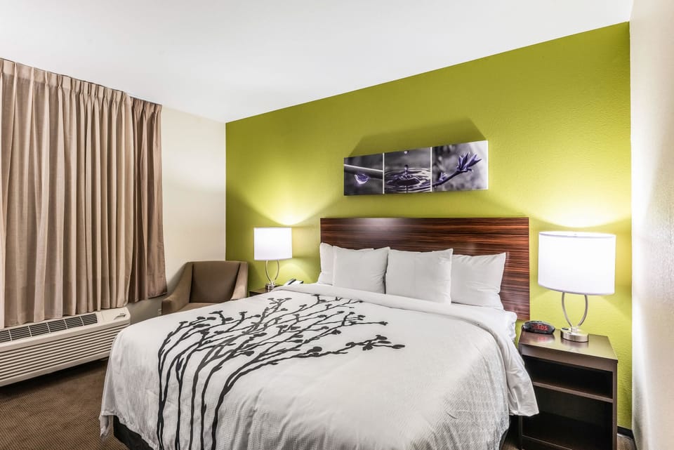 Pillowtop beds, desk, laptop workspace, blackout drapes
