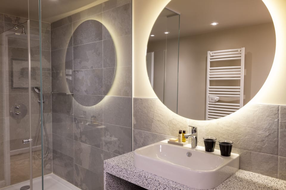 Suite | Bathroom | Free toiletries, hair dryer, bathrobes, slippers
