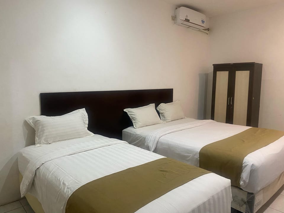 Family Room | Desk, soundproofing, free WiFi, bed sheets