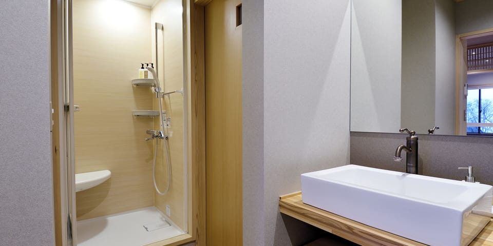 Deluxe Twin Room | Bathroom | Free toiletries, hair dryer, slippers, bidet