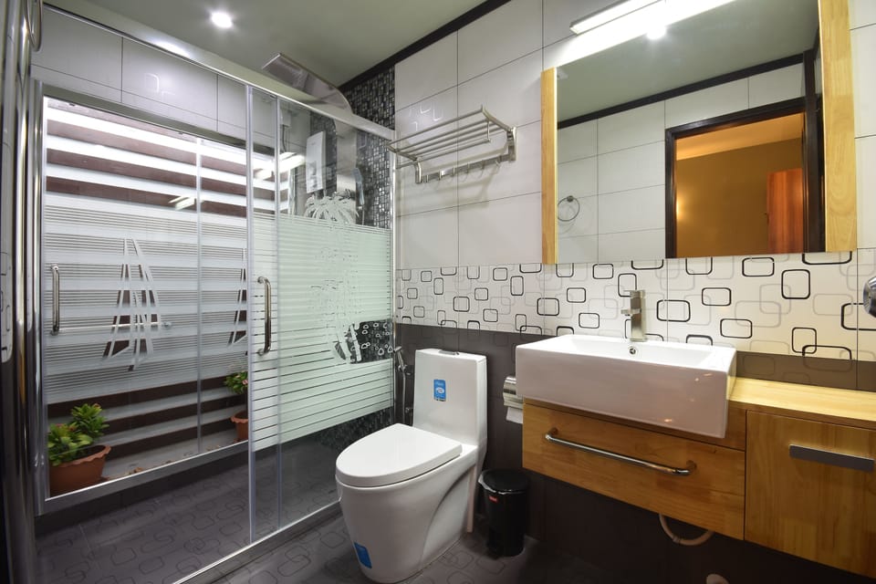 Shower, hydromassage showerhead, free toiletries, hair dryer