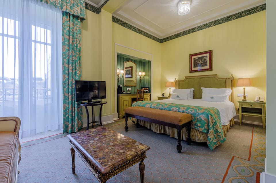 Superior Twin Room | Minibar, in-room safe, desk, blackout drapes