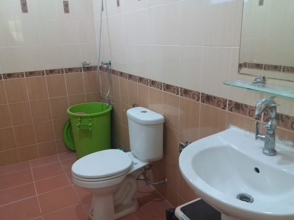 Standard Room | Bathroom | Shower, free toiletries, towels