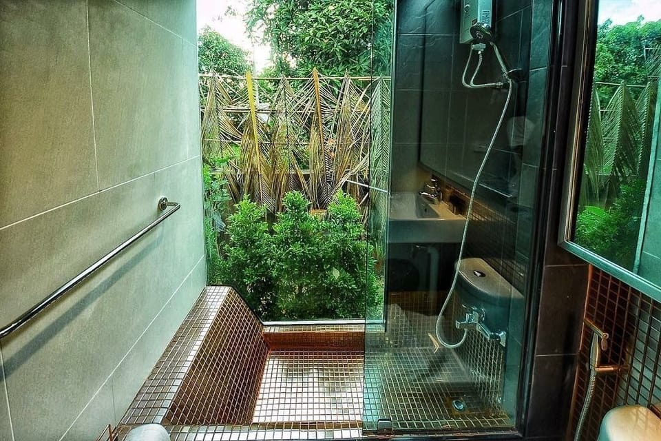 Standard Cabin | Bathroom | Free toiletries, hair dryer, bidet, towels