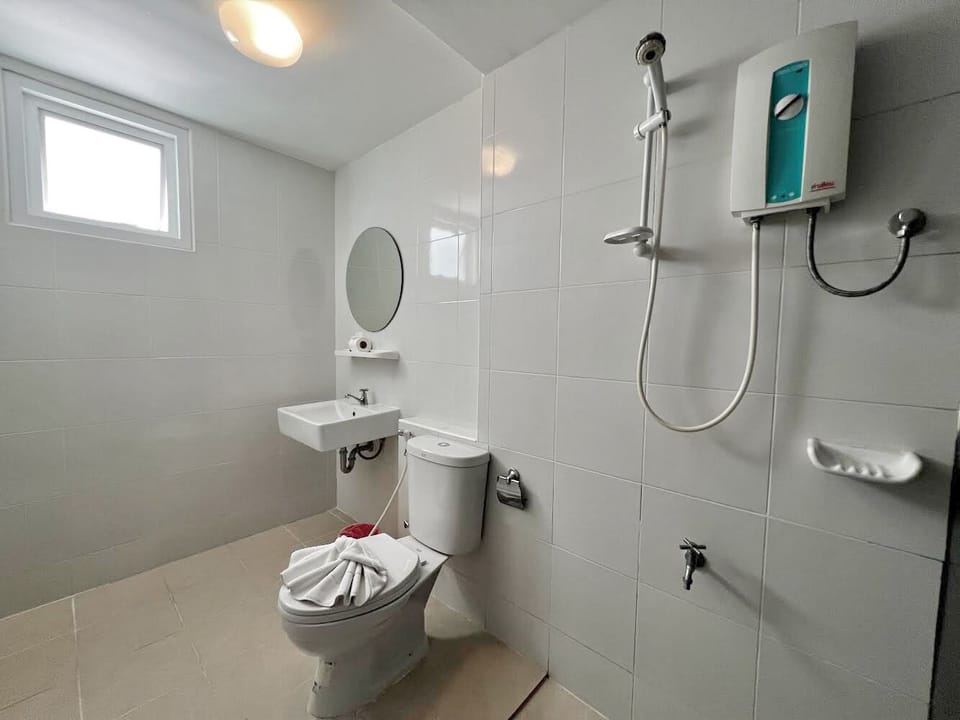 Deluxe Room | Bathroom | Shower, free toiletries, towels