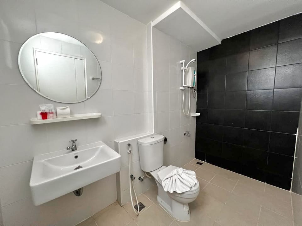 Deluxe Room | Bathroom | Shower, free toiletries, towels