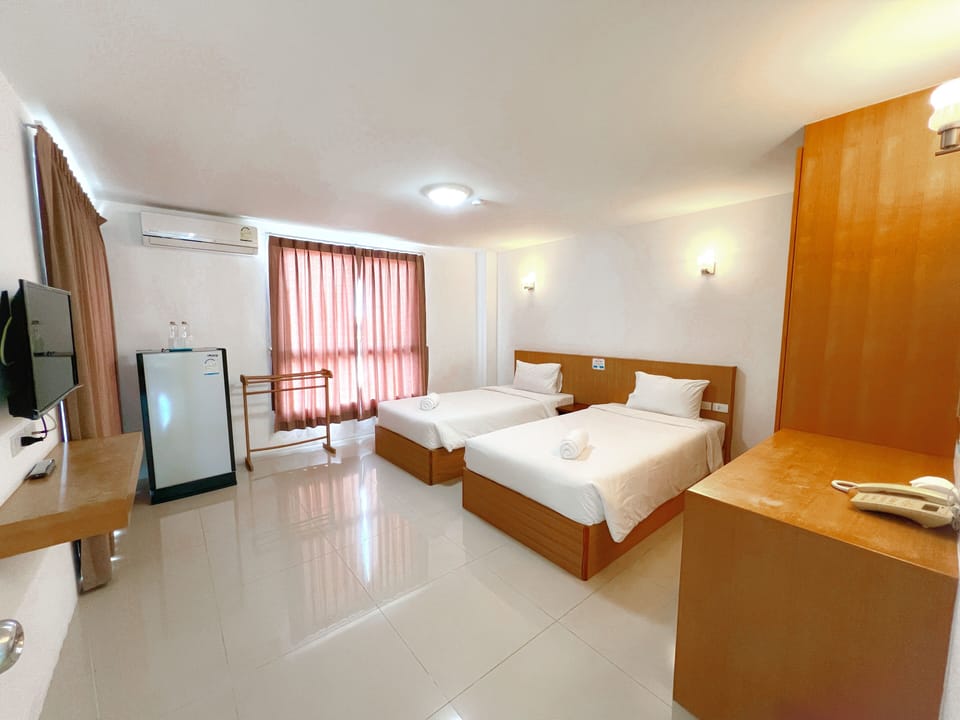 Deluxe Room | Desk, blackout drapes, free WiFi