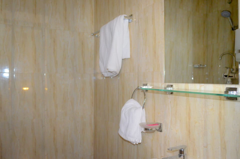 Shower, rainfall showerhead, free toiletries, towels