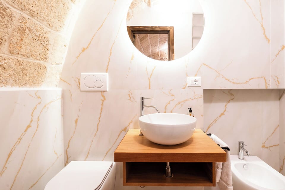 Standard Double Room, Ground Floor | Bathroom | Shower, free toiletries, hair dryer, bidet