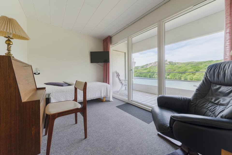 Single room with balcony and lake view (A) in the main building | Down comforters, individually decorated, individually furnished