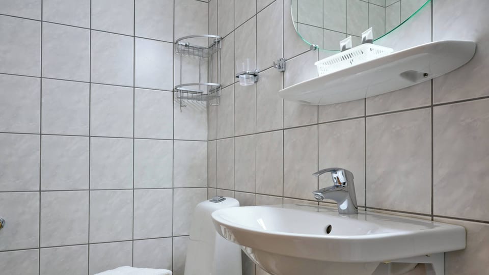 Double room with balcony and lake view (A) in the main building | Bathroom | Shower, hair dryer, towels, soap