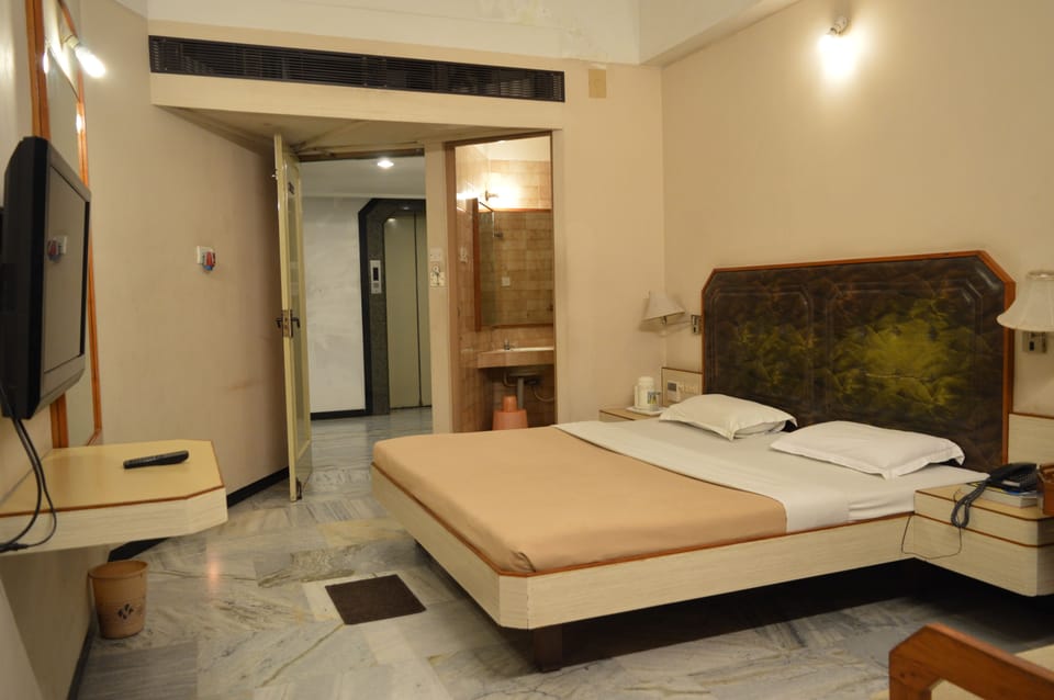 Standard Double Room | Desk, rollaway beds, free WiFi, bed sheets