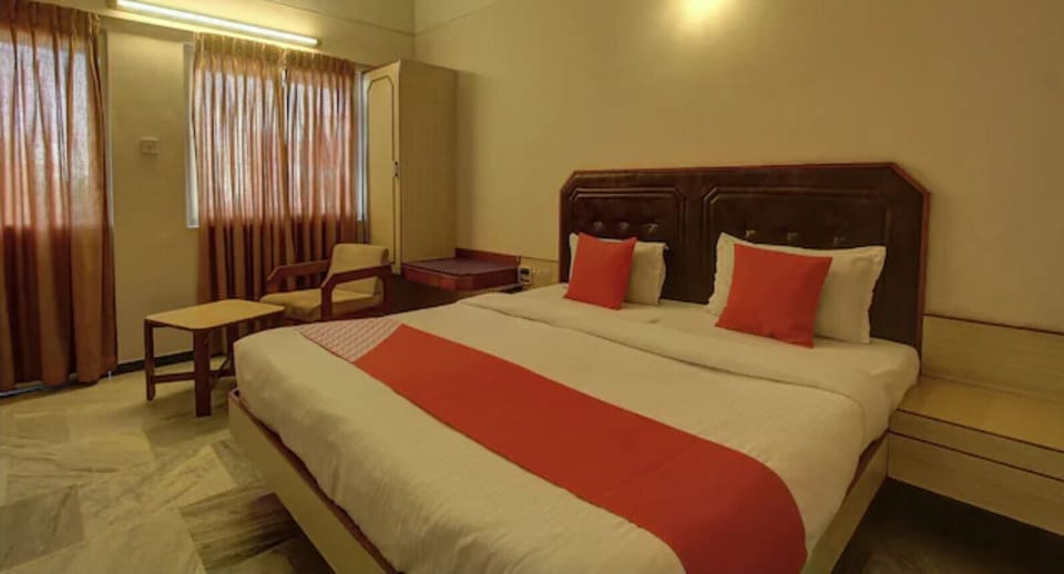 Deluxe Room | Desk, rollaway beds, free WiFi, bed sheets