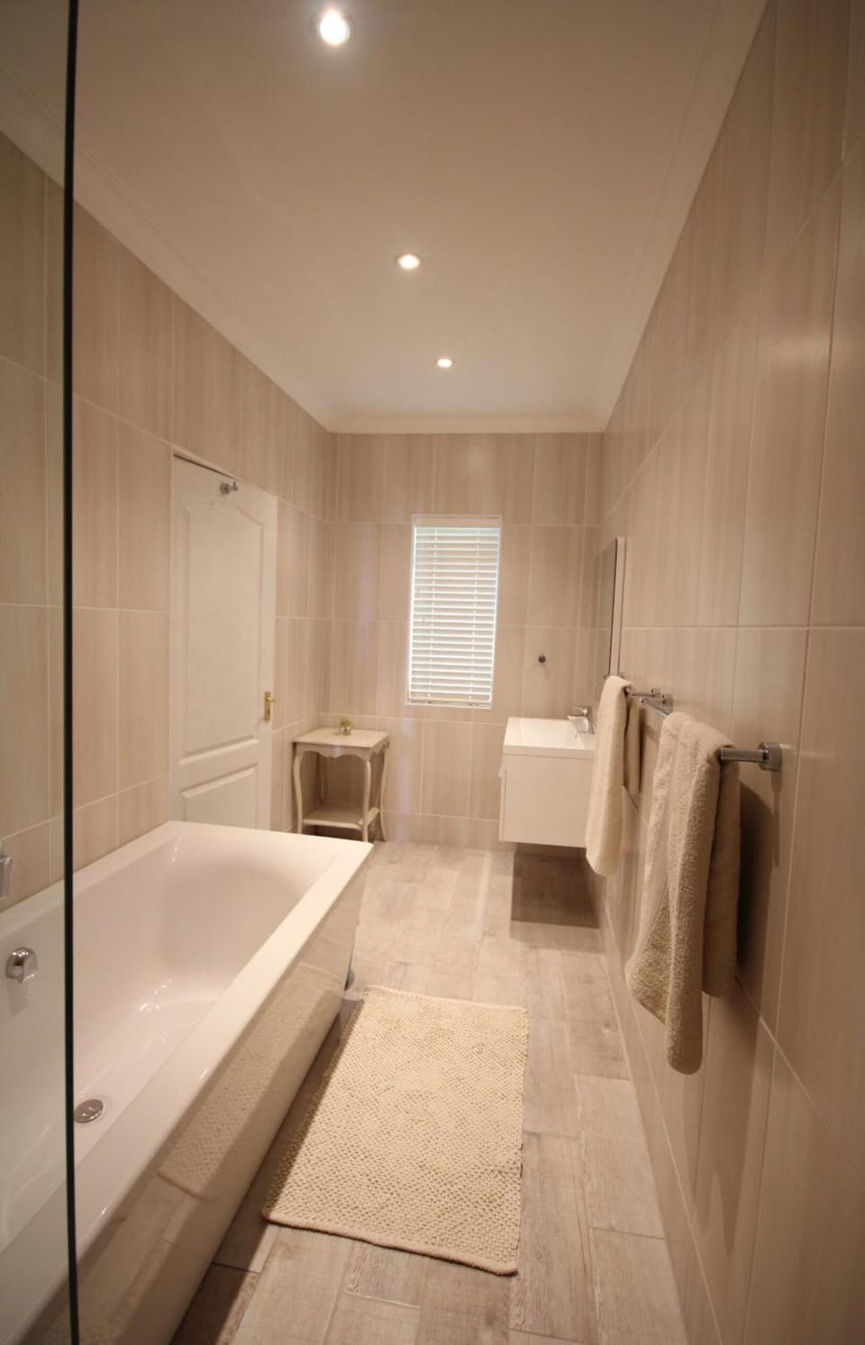 Honeymoon Suite | Bathroom | Shower, free toiletries, hair dryer, bathrobes