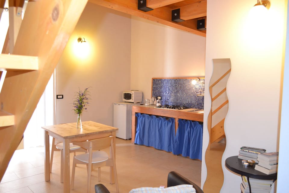 Classic Studio, Kitchenette | Living area | 21-inch LCD TV with digital channels, TV