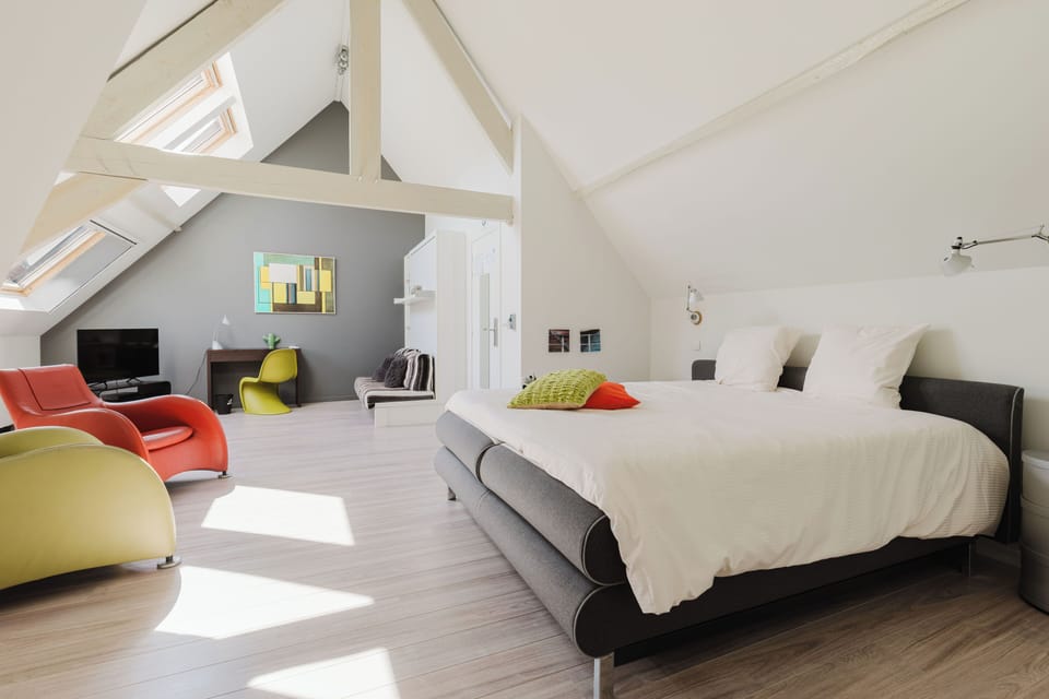 Suite | Individually furnished, desk, soundproofing, free WiFi