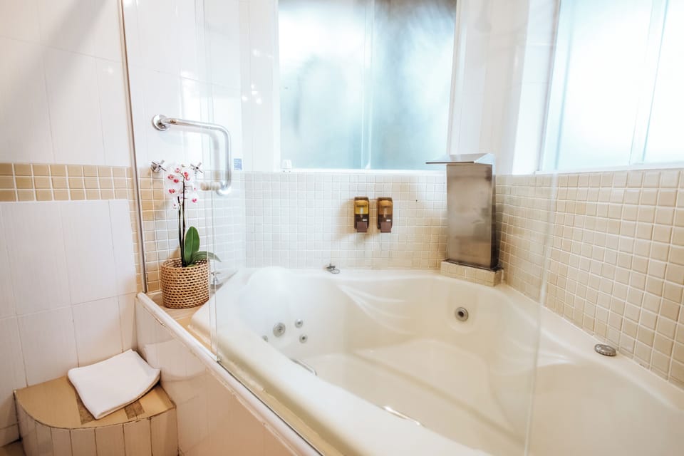 Exclusive Room | Jetted tub