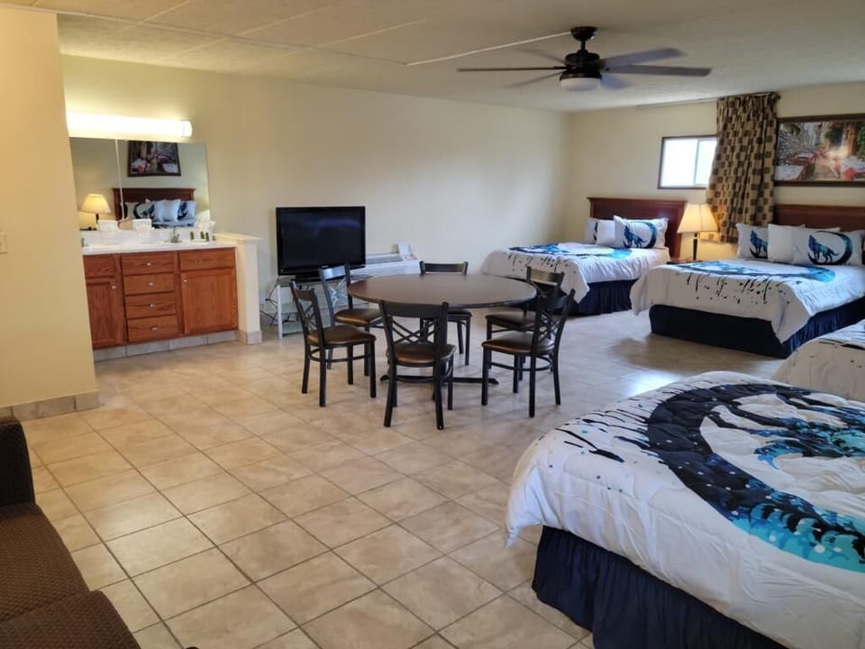 Family Room | Desk, blackout drapes, free WiFi, bed sheets