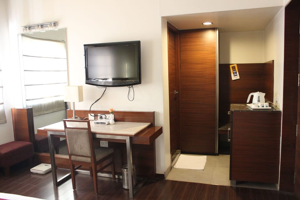 Executive Room, 1 Double Bed, Lake View | Desk, laptop workspace, blackout drapes, soundproofing
